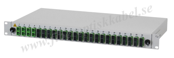 Fiberoptisk 19-tums patchpanel med 24 SC/APC duplex OS2 kopplingar.