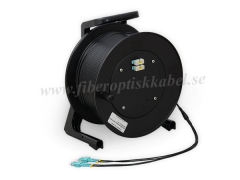 Fiberoptisk kabel p kabelvinda med anslutningsuttag 